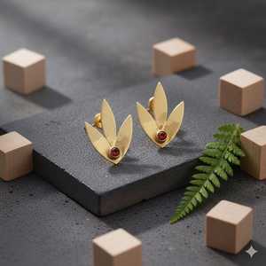 Pendientes de Plata de Ley 925 con Baño de Oro de 14K, Diseño de Hoja con Rubí y Gema Verde, Acabado Mate - Product Image 5