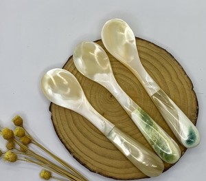 Cuillère en coquillage faite à la main en nacre naturelle, vaisselle écologique pour la restauration et les fêtes - Product Image 5