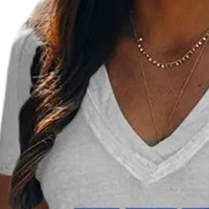 Camiseta Blanca de Manga Corta con Cuello en V para Mujer, con Gráfico de Letras Griegas Bordadas en Amarillo y Azul, Estilo Casual - Product Image 4