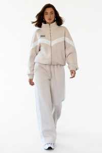 Conjunto Deportivo 2 en 1 para Mujer, Color Beige y Blanco con Bloques de Color Estampados, Cuello Alto, Corte Holgado, Manga Larga, Pantalones Largos, Estilo Deportivo - Product Image 1