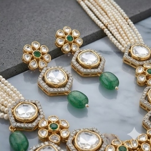 Conjunto de collar Kundan Royal Pearl con pendientes de piedra verde, joyería nupcial tradicional para mujer, para usar en bodas. - Product Image 5