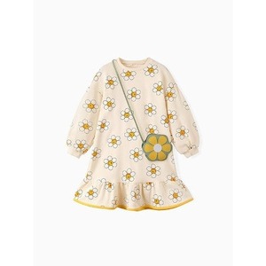 Robe trapèze coréenne OZKIZ pour filles en tissu tricoté avec décoration florale, mode enfantine pour 2-6 ans, printemps/automne, vente en gros - Product Image 1