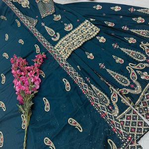 Traje Sharara de Seda Chinon Premium con Bordado de Lentejuelas y Dupatta para la Colección de Bodas a Precio de Mayoreo - Product Image 2