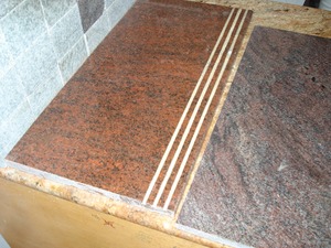 Dalles de pierre en granit rouge indien naturel polies pour comptoirs intérieurs et extérieurs et applications décoratives architecturales - Product Image 3