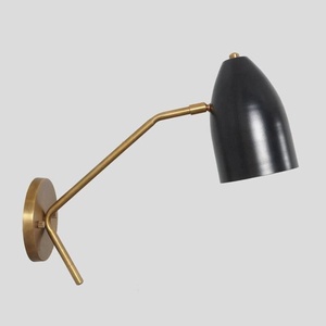 Applique murale moderne en laiton avec abat-jour conique noir, design géométrique mi-siècle, luminaire d'intérieur pour la décoration du salon - Product Image 1