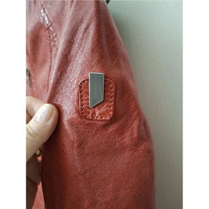 Chaqueta de Piel de Cordero Curtida en Rojo Oscuro, con Capucha Gris Desmontable y Cierre de Cremallera Completo, para Mujer - Product Image 2