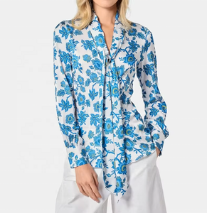 Blusa Elegante para Mujer con Estampado Floral Azul y Blanco, Manga Larga, Cuello Camisero - Product Image 5