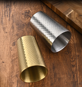 Taza de Cerveza y Café de Doble Pared, Apilable, de Alta Calidad, Dorada, Metálica, con Diseño Martillado, de Acero Inoxidable - Product Image 5