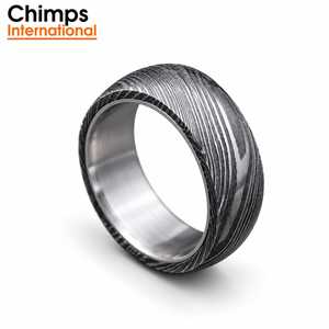 Bague artisanale en acier Damas avec cœur en titane, facettée géométriquement, alliance unisexe |   Conception traditionnelle personnalisée - Product Image 1