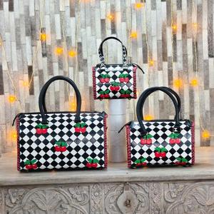 Bolsa de Lona de Cuero con Diseño a Cuadros Blanco y Negro, Bordado de Cerezas, Asa Superior y Cierre de Cremallera, Estilo Casual - Product Image 5