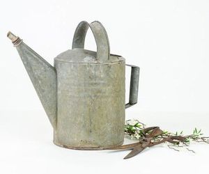 Arrosoir en métal au design moderne pour plantes de jardin avec construction anti-fuite et contrôle fluide du débit d'eau - Product Image 2