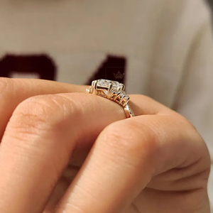 Bague de fiançailles en moissanite taille radiant style vintage, en argent 925 plaqué rhodium, pour femme, idéale pour mariage, fête ou anniversaire - Product Image 3