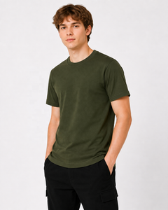 เสื้อยืดคอกลมแขนสั้นผู้ชายสีเขียวมะกอก ทรงปกติ สไตล์ลำลอง สตรีทแวร์ ผ้าฝ้ายเจอร์ซีย์ 100%  แบบเรียบง่าย เป็นมิตรกับสิ่งแวดล้อม - Product Image 1