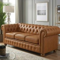 Sofá Cama Moderno de Cuero Marrón Estilo Mid-Century, 3 Plazas, Tapizado con Botones, Brazos Enrollados, para Sala de Estar, Oficina, Hotel, Vestíbulo, Villa