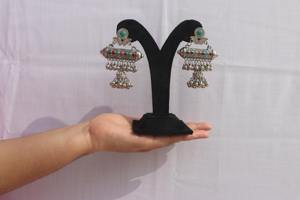 Boucles d'oreilles classiques afghanes à pièces tribales avec grandes plaques circulaires argentées, gravures tribales complexes et pendentifs lourds perlés - Product Image 4