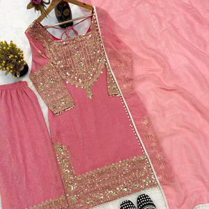 Nouvel ensemble tendance trois pièces prêt-à-porter en soie froissée lourde, Kurta et pantalon de mariage réversibles avec Duptta à bordure en dentelle fantaisie - Product Image 2