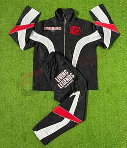 ชุดเสื้อแจ็คเก็ตและกางเกงกันลมลายทางสไตล์วินเทจสำหรับทุกเพศ ผลิตจากโพลีเอสเตอร์ทอ เหมาะสำหรับฤดูหนาว รับผลิตตามแบบ OEM พร้อมสกรีนโลโก้ สีสันตามสั่ง ขั้นต่ำ 20 ชิ้น - Product Image 1