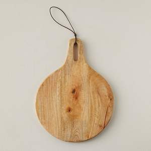Planche à découper en bois de qualité supérieure, fabriquée en bois dur naturel, pour la préparation, la découpe et le service des aliments en cuisine. - Product Image 5