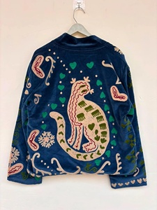 เสื้อแจ็คเก็ตกำมะหยี่ซูซานีขายส่ง ปักลายดอกไม้สไตล์โบฮีเมียน เสื้อแจ็คเก็ตสั้นสำหรับฤดูหนาว สไตล์ชาติพันธุ์สำหรับผู้หญิง ของขวัญสำหรับเธอ - Product Image 3