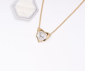 Collier pendentif solitaire en diamant de laboratoire taille cœur, serti à griffes, en or massif 10K plaqué rhodium, luxe pour usage quotidien - Product Image 2