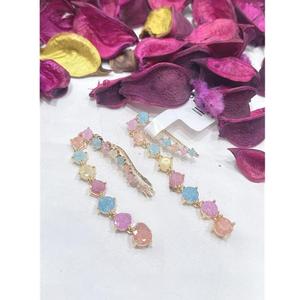 Hermosos pendientes con acabado dorado y circonitas de la mejor calidad para mujeres y niñas, ideales para looks de noche y fiestas. - Product Image 1