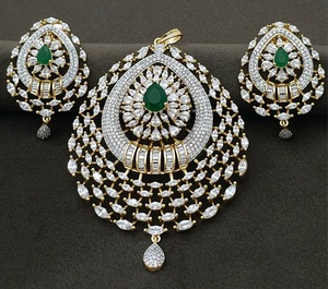 Elegante Juego de Collar y Pendientes de Diseño con Acabado Dorado y Blanco de Primera Calidad para Bodas y Fiestas, Colección para Mujer - Product Image 2