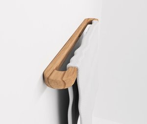 Porte-serviettes mural en bois massif écologique Orion Handicraft, fait main, pour une maison durable, une salle de bain et une décoration écoresponsables - Product Image 1