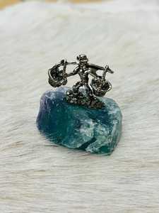 El adorno decorativo parece ser una figurita de minero de cristal de fluorita con una pequeña estatua de minero de metal que sostiene cestas. - Product Image 4
