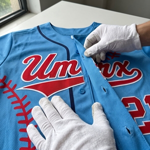 Camiseta de Softbol Personalizada Azul Cielo para Mujer, Costuras Cosidas, Sublimada, Bordada, Nombre y Número en Rojo, Botones Completos, para Equipo - Product Image 5