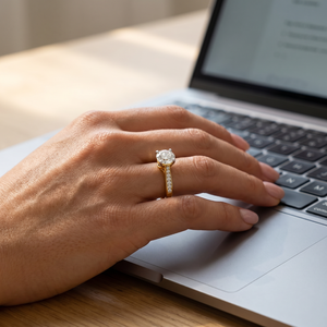 Bague de fiançailles de luxe en argent 925 plaqué or avec moissanite taille brillant ronde et pierres latérales pavées à double rangée - Product Image 1