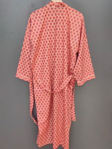 Bata de dormir para mujer con estampado floral coral, manga tres cuartos, largo completo, tejido suave y cierre con cordón - Product Image 5
