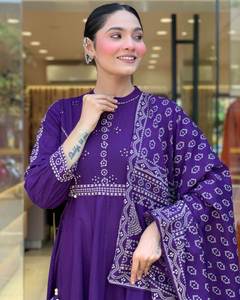 Ensemble Kurti en coton mousseline pour femmes modernes avec pantalon uni et dupatta en coton Chanderi, tenue à séchage rapide et protection solaire - Product Image 6