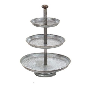 Support à gâteau en métal à trois niveaux, plateau de service multi-étages, fait main, réutilisable, lavage à la main uniquement, support pour cupcakes et pâtisseries pour fêtes - Product Image 3