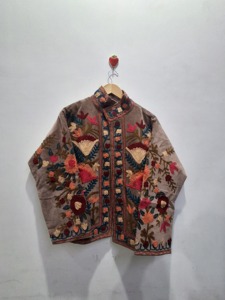 Chaqueta de Terciopelo Bordada con Motivos Florales, Prenda de Lujo para Mujer, Terciopelo Color Durazno, Diseño Artesanal, Precio al por Mayor - Product Image 1