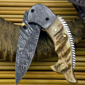 Cuchillo de caza de acero de Damasco con hoja de punta caída y mango de hueso, con perilla de apertura para el pulgar, para uso en camping y actividades al aire libre. - Product Image 1