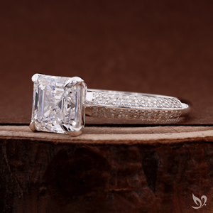 แหวนเพชรทรง Asscher 3 กะรัต รับรองโดย IGI เพชรเพาะเลี้ยงทรงสี่เหลี่ยมจัตุรัส ตัดแบบ Step Cut ประดับเพชรเม็ดใหญ่ตรงกลาง ตัวเรือนทองคำขาว ฝังเพชรแบบ Pave - Product Image 2