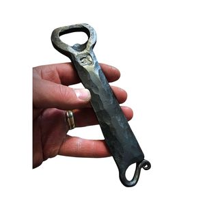 Ouvre-bouteille en fer fini noir mat avec revêtement en poudre, design minimaliste, pour la décoration de fêtes et d'événements, idéal pour offrir en cadeau - Product Image 4