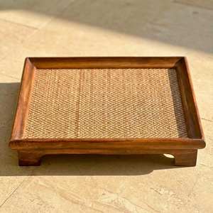 Plateau de service en bois massif fait main avec support surélevé en rotin tressé pour le service et la présentation d'ensembles de thé - Product Image 4