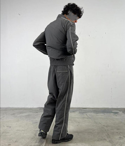 ชุดวอร์มกันลมพิมพ์ลายผ้าโพลีเอสเตอร์/คอตตอนแบบกำหนดเองปี 2026 สำหรับผู้ชาย คุณภาพสูง กันลมได้ดี แบบกลับด้านได้ เป็นมิตรกับสิ่งแวดล้อม เสื้อแจ็คเก็ตและกางเกง - Product Image 4