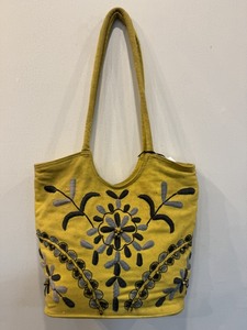 Sac à bandoulière en textile brodé jaune, taille moyenne, usage quotidien, fermeture supérieure avec poignée - Product Image 1
