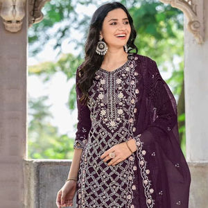 Traje de Chifón Semisellado con Bordado de Lentejuelas para la Colección de Trajes Indios y Pakistaníes - Product Image 1