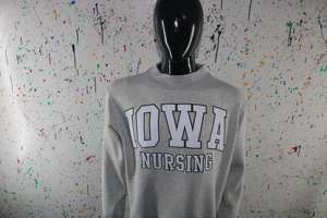 Sudadera IOWA NURSING HEATHER GREY con cuello alto, 100% BLANCA, con apliques bordados, cuello ancho, hilos finos - Product Image 4