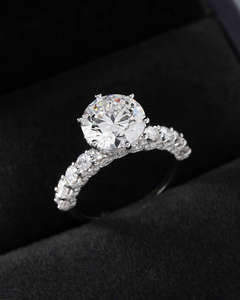 Magnifique bague en diamant rond pour femme, or blanc, sertissage à griffes, élégante, cadeau de fiançailles ou d'anniversaire, bijoux - Product Image 1