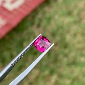 Pierre précieuse naturelle de grenat rhodolite rose framboise, taille coussin, claire et sans défaut, pour la fabrication de bijoux, vente en gros - Product Image 2