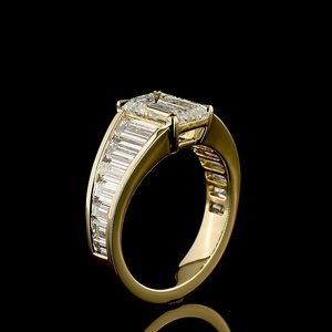 Bague de fiançailles vintage en or jaune 14 carats avec diamant taille émeraude de 2 carats certifié IGI, sertie en canal, avec bande baguette - Product Image 4