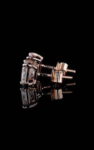 Par de pendientes clásicos de boda para hombre con diamantes cultivados en laboratorio de corte princesa de 0.50 CTW |   Oro de 9 quilates |   Rosa Blanca/Oro Amarillo |   Rudakiya | - Product Image 5