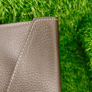 Portefeuille enveloppe en cuir marron uni sophistiqué pour homme, design minimaliste à double pli avec coutures durables et bouton-pression sécurisé - Product Image 3