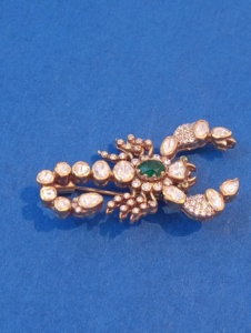 เข็มกลัดรูปแมลงชุบทองประดับคริสตัลไรน์สโตนทรงมรกตสีเขียวจาก Amaira Jewels ของขวัญสำหรับทุกเพศ ใช้เป็นเครื่องประดับแฟชั่น - Product Image 6