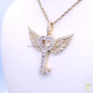Colgante de Corazón con Alas Personalizado en Plata de Ley 925 con Engaste de Diamante Moissanite de Primera Calidad - Product Image 5