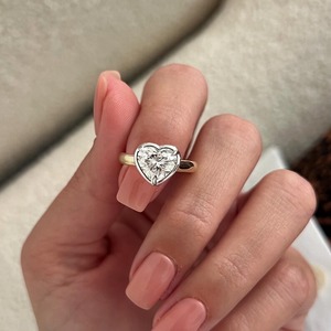 Bague de fiançailles Art Déco élégante en or massif 14k/18k bicolore, sertie de diamants de laboratoire en forme de cœur, monture à griffes, certifiée IGI - Product Image 1